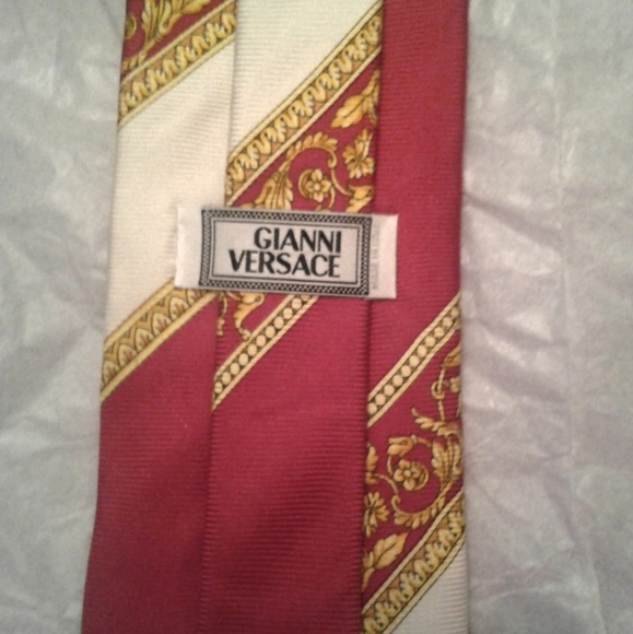 🖼️ Versace Vintage 💯Authentic Tie 🖼️ - Picture 4 of 7